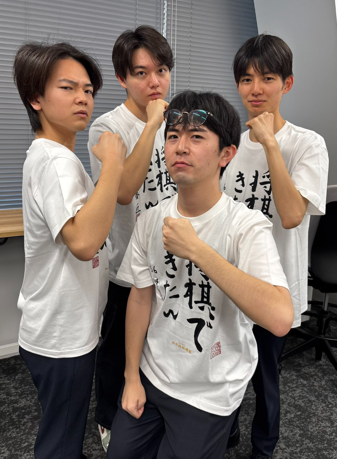 白いTシャツ姿で拳を構えるS6メンバー4人。ユーザー提供の投稿写真。